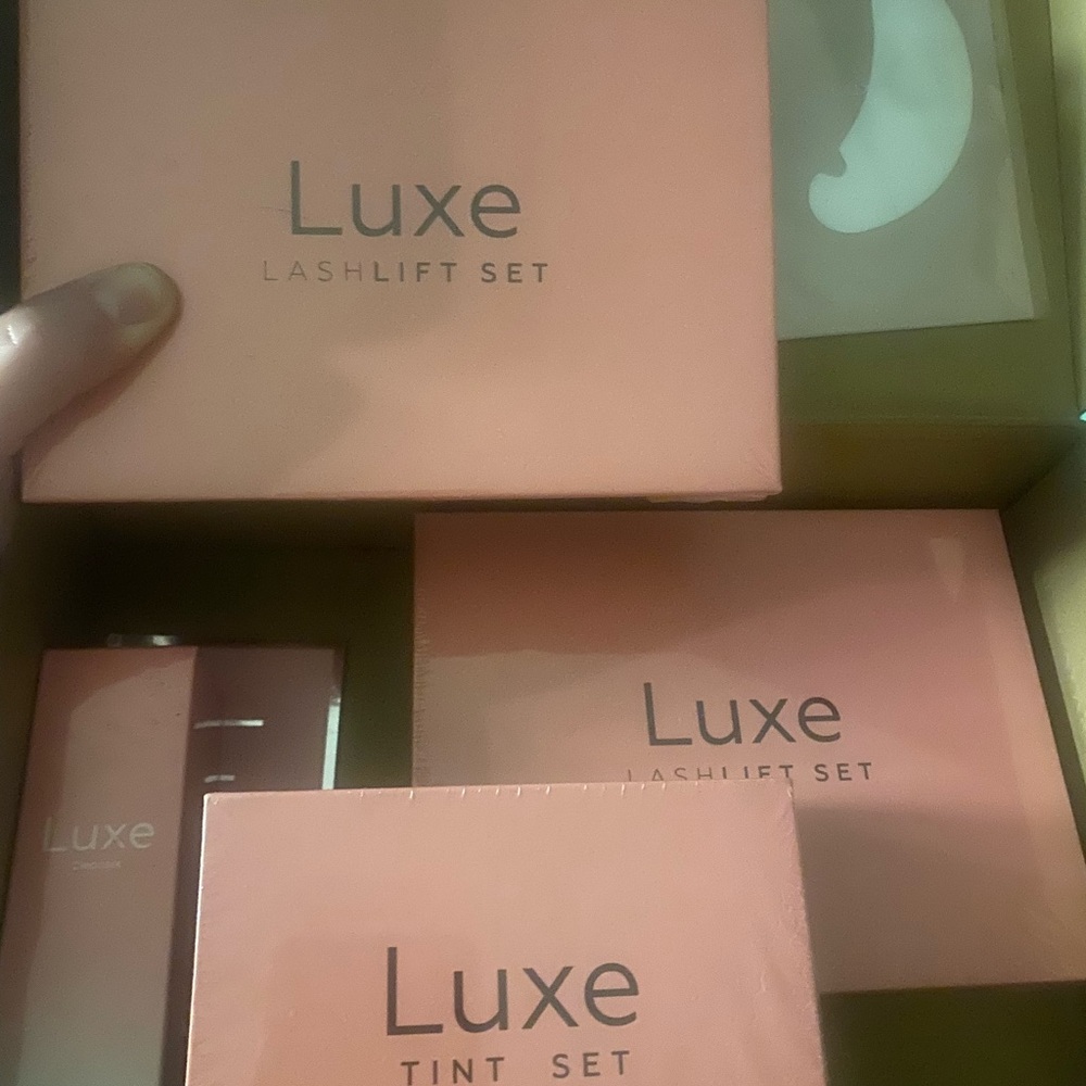 Luxe lash lift x2, lash tint x1, cleanser x1, eye pad x1.